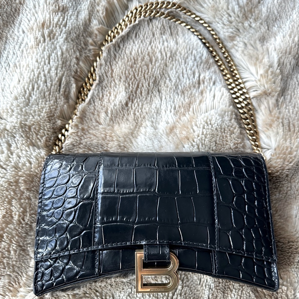 Women’s hourglass wallet on chain crocodile embossed in black.
